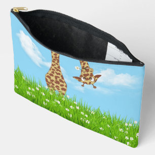 Niedliche Giraffe im grünen Gras Zubehörtasche