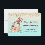 Niedliche Giraffe Mama und Babydusche Save The Date<br><div class="desc">Save the Date mit einem niedlich zeichnend in Aquarellen einer Mama- und Babygiraffe. Die Muttergiraffe ruht sich auf der Giraffe des Babys,  liebend und liebenswert. Hübscher rosa,  gelber,  grüner Blume-Bouquet unter den Giraffen. Dekorative Blätter hängen von oben ab. Weiche Gradienten Hintergrund in türkisblau und hellen Sand Farbe.</div>