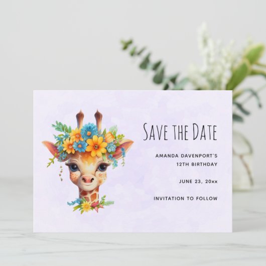 Niedliche Giraffe mit Blumenkrone Save The Date (Stehend Vorderseite)