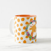 Niedliche Giraffe mit einem blumengeschmückten Wat Zweifarbige Tasse (Vorderseite Links)