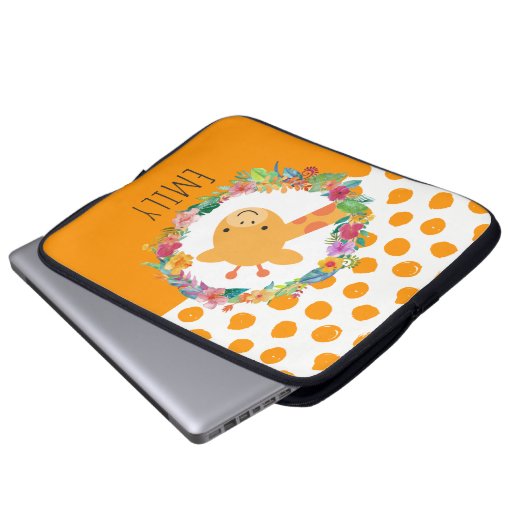 Niedliche Giraffe mit einem Blumenkranz Personalis Laptopschutzhülle (Vorne Knopf)