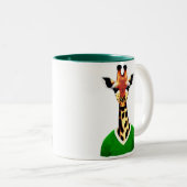 Niedliche Giraffe mit einem grünen Pullover Zweifarbige Tasse (VorderseiteRechts)