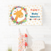 Niedliche Giraffe mit einer Blumengartendusche Banner (Insitu)