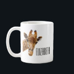 Niedliche Giraffe Personalisierter Name des Tieres Kaffeetasse<br><div class="desc">Die niedliche und stilvolle Tasse zeigt die Fotografie einer niedlichen Giraffe auf weißem Hintergrund. Diese Giraffe-Tasse ist ein persönliches Geschenk,  das Sie ganz nach Ihren Wünschen gestalten können.</div>