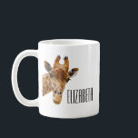 Niedliche Giraffe Personalisierter Name des Tieres Kaffeetasse<br><div class="desc">Die niedliche und stilvolle Tasse zeigt die Fotografie einer niedlichen Giraffe auf weißem Hintergrund. Diese Giraffe-Tasse ist ein persönliches Geschenk,  das Sie ganz nach Ihren Wünschen gestalten können.</div>
