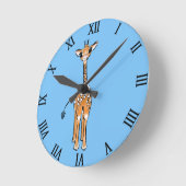 Niedliche Giraffe zeichnend, Safaritiere Runde Wanduhr (Winkel)