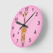 Niedliche Giraffe zeichnend, Safaritiere Runde Wanduhr (Winkel)