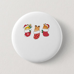 Niedliche Giraffen in Weihnachtssocken für Weihnac Button