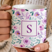 Niedliche Girl-Lila-Floral-Blume Monogramm Kaffeetasse