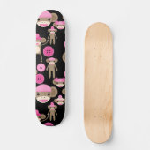 Niedliche Girly rosa Socke Monkeys Mädchen auf Skateboard (Vorderseite)