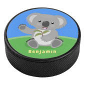 Niedliche glückliche koala schwingende Cartoon-Abb Eishockey Puck (3/4)