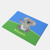 Niedliche glückliche koala schwingende Cartoon-Abb Fußmatte (Schrägansicht)