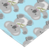 Niedliche glückliche koala schwingende Cartoon-Abb Tischdecke (Schrägansicht)