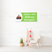 Niedliche glückliche Kuh, die einen roten Traktor- Banner (Insitu)