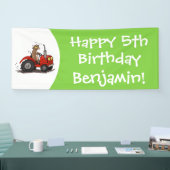 Niedliche glückliche Kuh, die einen roten Traktor- Banner (Messe)