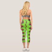 Niedliche glückliche Kuh, die einen roten Traktor- Capri Leggings (Rückseite)