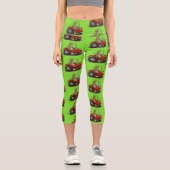 Niedliche glückliche Kuh, die einen roten Traktor- Capri Leggings (Vorderseite)