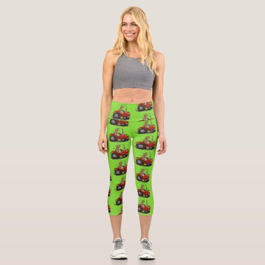 Niedliche glückliche Kuh, die einen roten Traktor- Capri Leggings (Vorderseite)