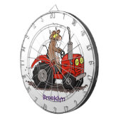 Niedliche glückliche Kuh, die einen roten Traktor- Dartscheibe (Vorderseite rechts)