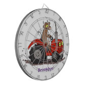 Niedliche glückliche Kuh, die einen roten Traktor- Dartscheibe (Vorderseite Links)