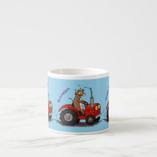 Niedliche glückliche Kuh, die einen roten Traktor- Espressotasse