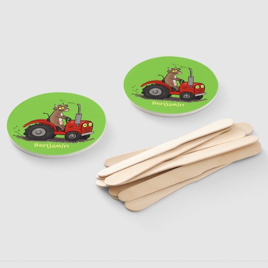 Niedliche glückliche Kuh, die einen roten Traktor- Fächer (Non-assembled)