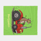 Niedliche glückliche Kuh, die einen roten Traktor- Fleecedecke (Vorderseite (Horizontal))