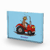 Niedliche glückliche Kuh, die einen roten Traktor- Fotoblock (Rechts)