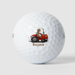 Niedliche glückliche Kuh, die einen roten Traktor- Golfball