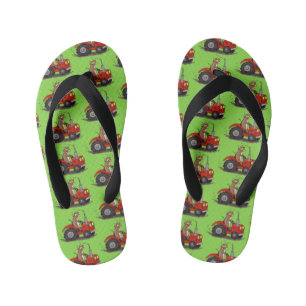 Niedliche glückliche Kuh, die einen roten Traktor- Kinderbadesandalen