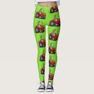 Niedliche glückliche Kuh, die einen roten Traktor- Leggings