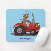 Niedliche glückliche Kuh, die einen roten Traktor- Mousepad (Mit Mouse)
