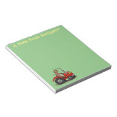 Niedliche glückliche Kuh, die einen roten Traktor- Notizblock (angewinkelt)