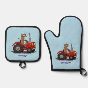 Niedliche glückliche Kuh, die einen roten Traktor- Ofenhandschuh & Topflappen-Set