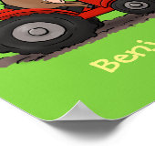 Niedliche glückliche Kuh, die einen roten Traktor- Poster (Ecke)