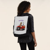 Niedliche glückliche Kuh, die einen roten Traktor- Rucksack (Ausgewaschen)