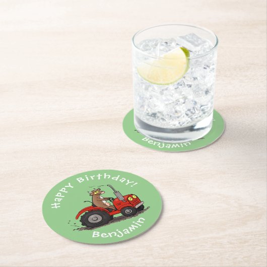 Niedliche glückliche Kuh, die einen roten Traktor- Runder Pappuntersetzer (Vor Ort)