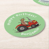 Niedliche glückliche Kuh, die einen roten Traktor- Runder Pappuntersetzer (Angewinkelt)