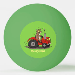 Niedliche glückliche Kuh, die einen roten Traktor- Tischtennisball