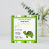 Niedliche glückliche Schildkröte mit Streifen Gebu Einladung (Stehend Vorderseite)