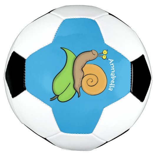 Niedliche, glückliche Schnecke auf einer Cartoon-I Fußball (Gedreht)