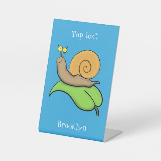 Niedliche, glückliche Schnecke auf einer Cartoon-I Sockelschild (Vorderseite)