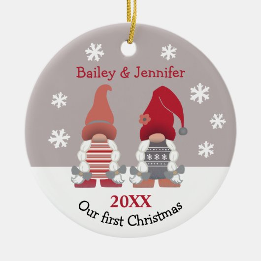 Niedliche Gnomen Unser erstes Weihnachts-Rosa Grau Keramik Ornament (Vorne)