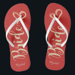 Niedliche Goldbrille, Herz, Rot - Personalisiert Badesandalen<br><div class="desc">Niedliche goldglänzende Braut und Herz auf rotem Hintergrund mit Ihrem Namen. Wählen Sie den Kostümknopf,  um Stil,  Farbe und Größe der Schriftart zu ändern.Jedes Mädchen würde Liebe haben,  dieses elegante und stilvolle Design zu haben.</div>