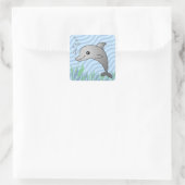 Niedliche graue Dolphin in blauem Wasser Quadratischer Aufkleber (Tasche)