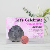 Niedliche Graue Guinea Pig Basketball Custom Party Einladung (Stehend Vorderseite)