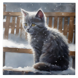 Niedliche graue Katze auf der Pose Snow Portrait Fliese