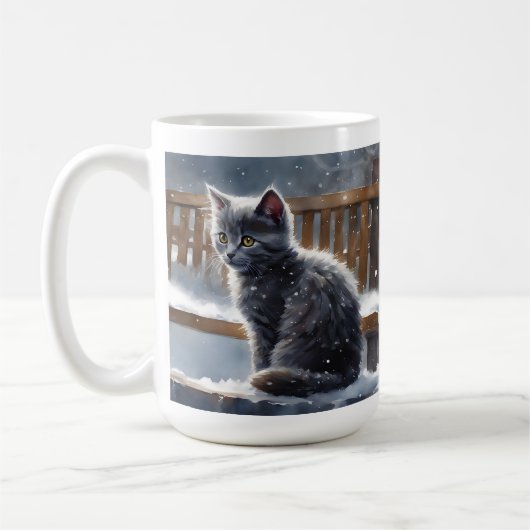 Niedliche graue Katze auf einer Schneedecke Kaffeetasse (Links)