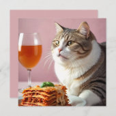 Niedliche graue Katze mit Lasagna und Weinglas (Vorne/Hinten)