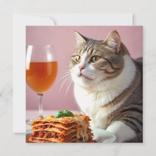 Niedliche graue Katze mit Lasagna und Weinglas